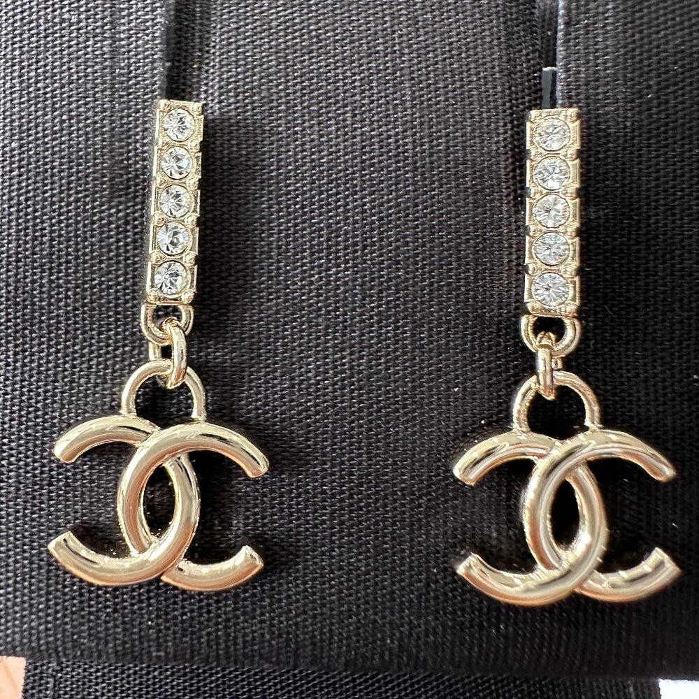 2024P CHANEL GOLD TONE CC LOGO WHITE CRYSTALS DANGLE EARRINGS - Picture 5 of 16